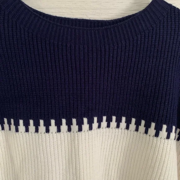 *NEW* Navy and White Women's Sweater. Size Large - Picture 6 of 11